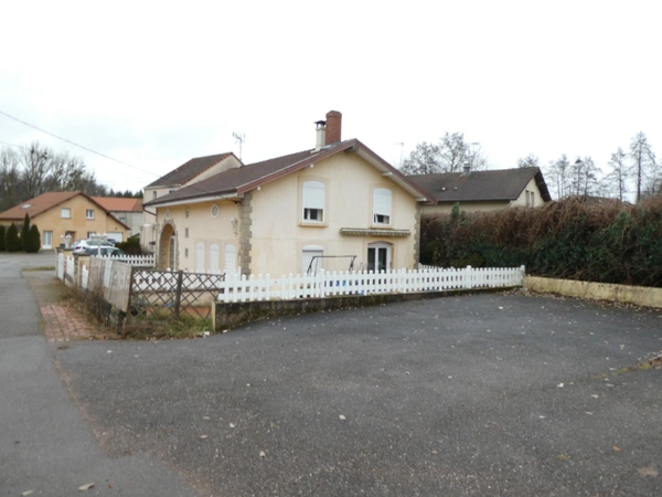 DEYVILLERS (88) à vendre charmante fermette T5 de 114m²  louée avec 150m² de  terrain - idéal investisseur.  