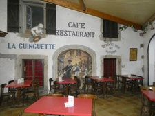 GIRMONT VAL D'AJOL (88) établissement à vendre de 3000m² au sol , mêlant dance et restauration.Terrain 25000m².