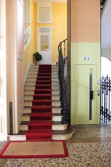 Former hotel building for sale in PLOMBIERES LES BAINS (88) of 3500m² on four levels.