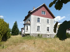 LE THILLOT (88)Maison bourgeoise de caractère à rénover de 280 m²sur trois niveaux, terrain 1000 m²+ garage.