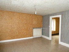 (88)RUPT SUR MOSELLE :Ferme T10 de 270m² + 150m² de combles à aménager, hangar, dépendances, terrain 1200m² .