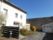  REMIREMONT (88) à vendre maison mitoyenne T4 de 85m² +garage , terrain 700m².