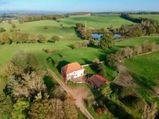 À VENDRE – Exclusivité Sud Bourgogne, Brionnais, Propriété du XIXème, 7,6 hectares libres, 2 étangs