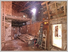 Maison à vendre en pierre de 143 m² habitable , grange, terrain CELLES SUR DUROLLE (63)
