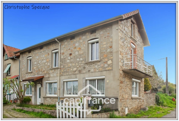 Maison en pierre avec terrain à vendre à CHABRELOCHE (63)