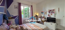 Maison individuelle de plain-pied 130 m² avec jardin clos et garage.