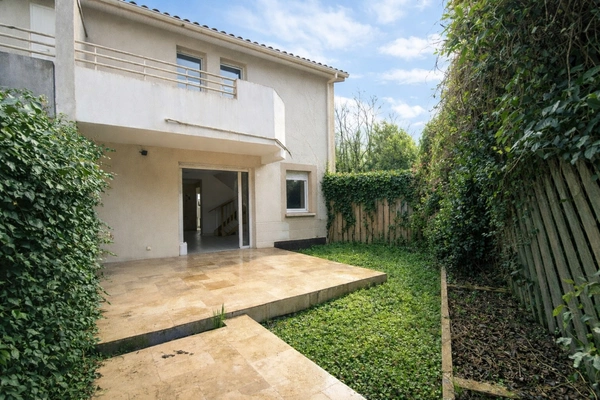 BÈGLES - Maison 96 m² - Jardin - 3 chambres + bureau - Résidence avec piscine