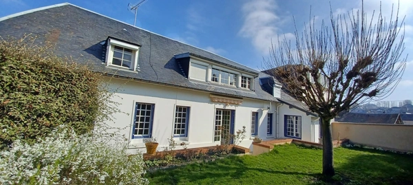 A BOLBEC, en centre ville, jolie maison avec jardin et garage.