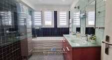 Villa à Prigonrieux en Dordogne(24), 252 m² habitable, 8 pièces, 6 chambres, piscine et terrain 3200m² clos