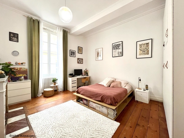 Appartement bourgeois de 6 pièces à BORDEAUX  St Paul centre Historique (33)
