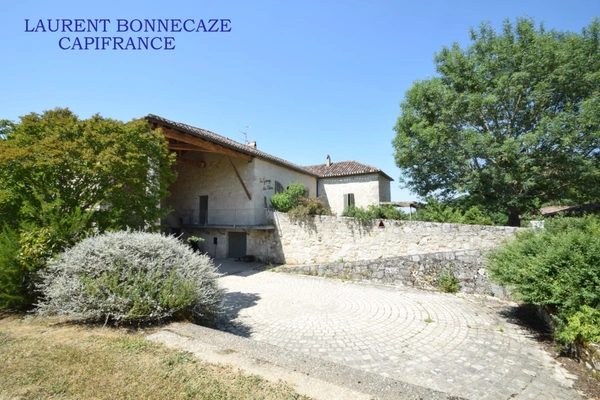 Maison de Caractére de type T7 sur un terrain de 8000M² proche de Valence d'Agen 82