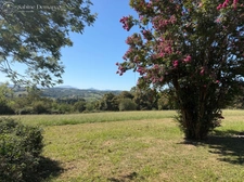 En EXCLUSIVITE à  BRISCOUS - Maison de plain-pied à rénover, vue dégagée sur les montagnes