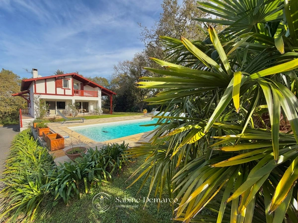 Villa avec piscine 6 pièces à vendre ARBONNE (64) 