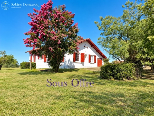 En EXCLUSIVITE à  BRISCOUS - Maison de plain-pied à rénover, vue dégagée sur les montagnes