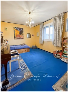 ARLES Trinquetaille, FOR SALE, 105m² apartment with a terrace, on the top floor 
