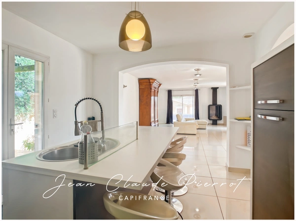 Maison à vendre de type 5 avec maisonnette indépendante  SAINT GILLES (30)