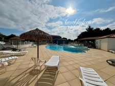 ?️ Mobil-home – 43 m² sur parcelle arborée dans PRL 3★ avec piscine – Plage à 5 min à pied !