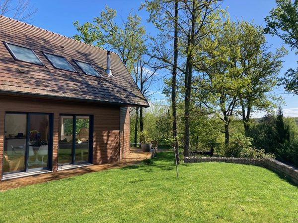 Magnifique maison d’architecte en bois – Performance énergétique (A), une rareté sur le marché immobilier – Nature, lumière & élégance absolue, avec vue dégagée