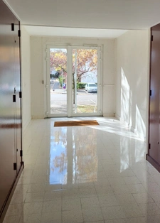 Appartement lumineux traversant avec balcon et parking 
