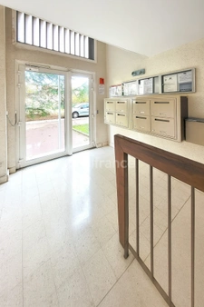 Appartement lumineux traversant avec balcon et parking 