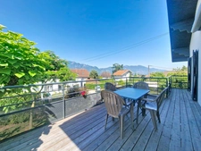 Maison familiale avec terrasse, jardin et vue montagnes