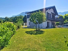 Maison familiale avec terrasse, jardin et vue montagnes