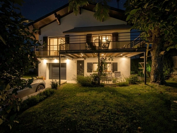 Maison familiale avec terrasse, jardin et vue montagnes