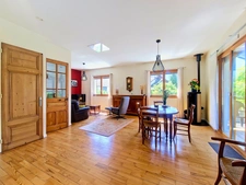 Maison familiale avec terrasse, jardin et vue montagnes