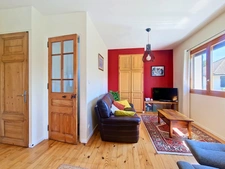 Maison familiale avec terrasse, jardin et vue montagnes