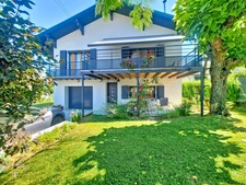 Maison familiale avec terrasse, jardin et vue montagnes