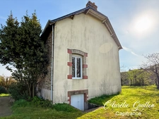 Maison en pierre à rénover avec grand terrain de 1 356 m² – Loyat