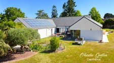 Maison d’architecte de plain-pied de 254 m² avec piscine intérieure et terrain de 3000 m² en plein cœur de Ploërmel