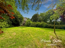 Maison avec dépendance, cour, double jardin et 2 099 m² de terrain – Campagne de Loyat 