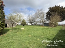 Maison en pierre avec garage et beau terrain de 1300 m2 en zone constructible avec puits – Ploërmel
