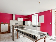 Longère en pierre 71 m², 2 chambres, plain-pied, terrain et dépendances – Monteneuf
