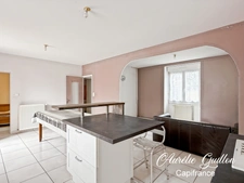 Longère en pierre 71 m², 2 chambres, plain-pied, terrain et dépendances – Monteneuf