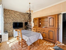 Maison en pierre à rénover avec grand terrain de 1 356 m² – Loyat