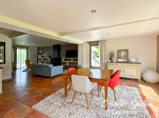 SINGLE-STOREY HOUSE 172 m² – 4 BEDROOMS – ENCLOSED GARDEN – LA CHAPELLE-CARO / VAL D'OUST