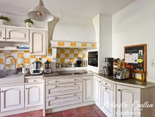 SINGLE-STOREY HOUSE 172 m² – 4 BEDROOMS – ENCLOSED GARDEN – LA CHAPELLE-CARO / VAL D'OUST