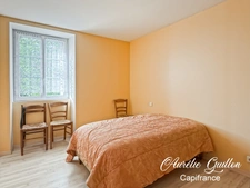 Longère en pierre 71 m², 2 chambres, plain-pied, terrain et dépendances – Monteneuf