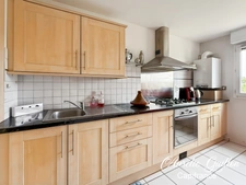 Appartement T2 en duplex de 60 m² avec balcon plein sud, garage et stationnement – Centre-ville de Ploërmel à pied