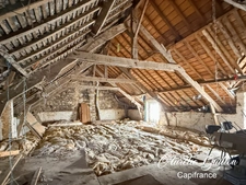 Longère en pierre 71 m², 2 chambres, plain-pied, terrain et dépendances – Monteneuf