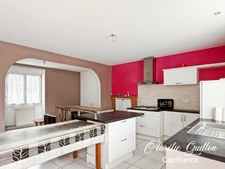Longère en pierre 71 m², 2 chambres, plain-pied, terrain et dépendances – Monteneuf