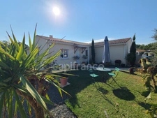 Thénac : maison de plain-pied en L, DPE A, clé en main, avec piscine et terrasse couverte de 30 m²