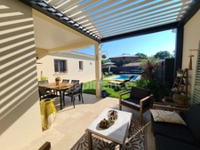 Thénac : maison de plain-pied en L, DPE A, clé en main, avec piscine et terrasse couverte de 30 m²