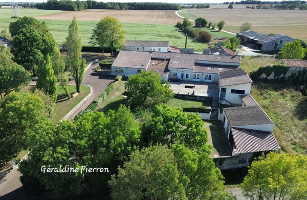 domaine de 2 maisons avec possibilité d'une 3éme sur grand terrain 6500m² à MORAGNE (17)