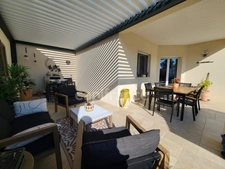 Thénac : maison de plain-pied en L, DPE A, clé en main, avec piscine et terrasse couverte de 30 m²