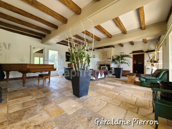 propriété de prestige d’environ 480 m² implantée sur un terrain de 3.4 hectares avec 2 gîtes et chambre d'hôte