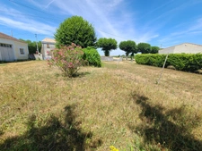 AUMAGNE – Maison de caractère à rénover, sur beau terrain de 900 m²