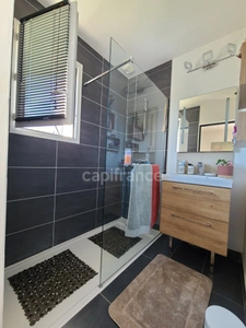 Thénac : maison de plain-pied en L, DPE A, clé en main, avec piscine et terrasse couverte de 30 m²